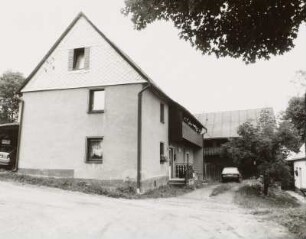 Markneukirchen (Vogtlandkreis), Wohnhaus (1850; verändert), Bergstraße 24, Straßenansicht mit Giebelseite gegen Scheune
