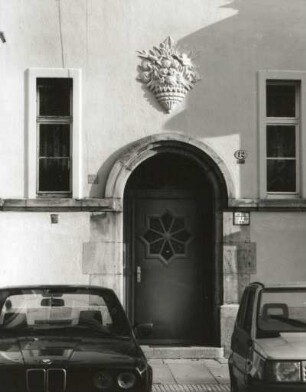 Dresden-Neustadt, Pestalozziplatz 12. Wohnhaus (um 1925), Portal