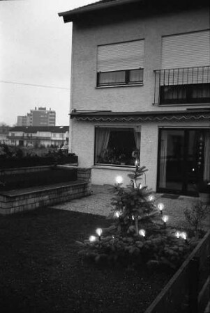Christbaum im Vorgarten