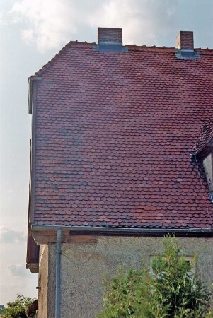ehemaliges Gut Trenthorst-Wulmenau: Zentrale: Wulmenau 6: traufständiges Mehrfamilienwohnhaus: Straßenfront, Teilansicht links: Schindeldach: 8. August 1994