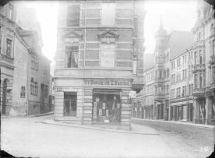 Blick gen Osten an der Martinstraße und Leipziger Straße. linke Bildseite: Martinstraße 13 (Hesse, Mechaniker). Bildmitte: Leipziger Straße 40 (Röschel, Kofferhandlung). rechte Bildseite: Leipziger Straße 70/71 (Hirsch, Manufaktur); Leipziger Straße 69 (F.H. Herrmann, Sattlermeister); Leipziger Straße 68 (Wehrmann, Fleischermeister); Leipziger Straße 67 (Alb. Herrmann, Sattlermeister)