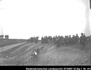 Geländeübung des Feld-Artillerie-Regiments Nr. 46 Enthält: Platte 13, Soldaten ziehen ein Geschütz eine Anhöhe hinauf, daneben: Zuschauer