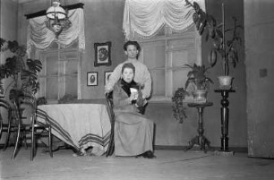 Szenenbilder aus " Die Familie" von I. Popow mit H. Thate, F. Nowack, K. F. Feudel, K. Weber, H. Scholz, E. Meyer, J. Thomas, L. Loebinger, H. Dieckhoff, S. Haacker, Maxim-Gorki-Theater, Premiere 02.12.1953