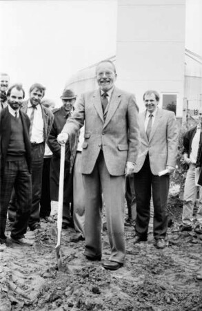 Blockheizkraftwerk: Bürgermeister Rudolf Dorsch beim Spatenstich für den Bau des Gebäudes auf dem Gelände des Ahrensburger Klärwerks