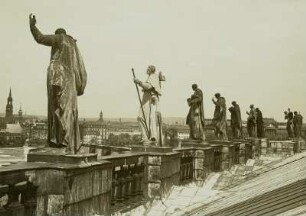 Dresden, Hofkirche : Dresden. Katholische Hofkirche. Attikafiguren