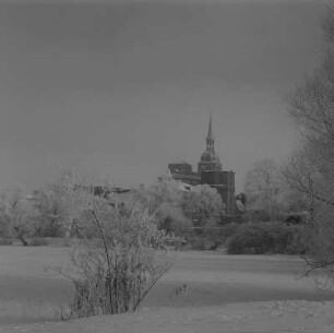 Stralsund. Blick über den Knieperteich zur Nikolaikirche