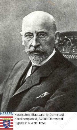 Köhler, Heinrich Wilhelm Georg (1859-1924) / Porträt, auf Stuhl sitzend, linksgewandtes, vorblickendes Kniestück mit faks. Unterschrift