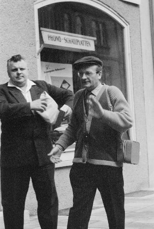 Niesky. Zwei Männer vor einem HO-Industriewarenladen "Foto - Optik"