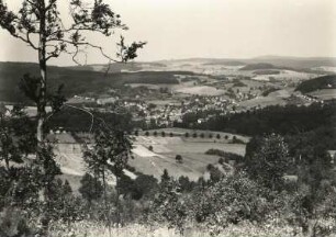 Sebnitz. Blick vom Buchberg nach Niedereinsiedel (Tschechoslowakei, Dolni Poustevna) über das Böhmische Niederland