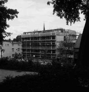 Mewesstraße: Amt Bad Oldesloe-Land: eingerüsteter Rohbau des Amtshauses und der Kreisverwaltung Stormarn [später Gebäude E]: links Wohn- und Geschäftshaus: rechts Wohnblock: hinten Mitte Turm der Peter-Paul-Kirche: vorn Kurparkhügel