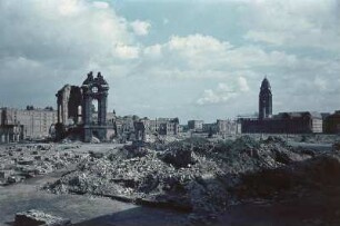 Dresden-Altstadt. Neumarkt. Blick über Trümmerschutt gegen die Ruine der Frauenkirche und den Rathausturm