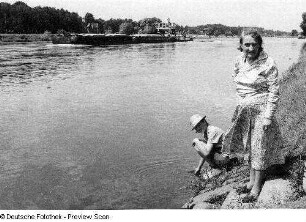 Dresden. Russische Übersetzerin und junge Frau an der Elbe