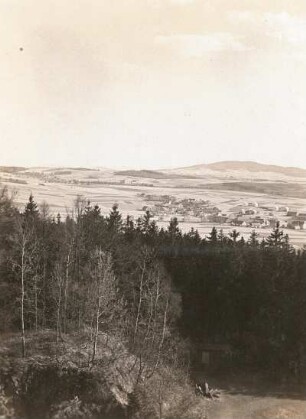 Lausitzer Bergland. Blick vom oberen Rand des Steinbruchs am Südhang des Löbauer Berges auf Kottmar und Oderwitzer Spitzberg
