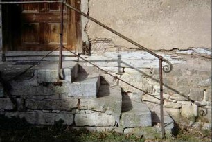 Detail am Pfarrhaus, Treppenaufgang mit Handlauf; Unterteil Haustür
