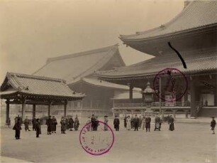 Kyoto. Nishi Hongan-ji. Ansicht mit Touristen und Einheimischen