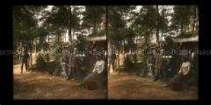 Soldaten an befestigten Unterständen im Wald