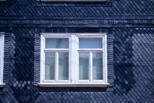 verschieferte Hauswand mit alten Fenstern