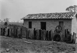 Ziegelhaus : Aus weißen Ziegeln bestehendes Haus am Corrego de Ranchinho.