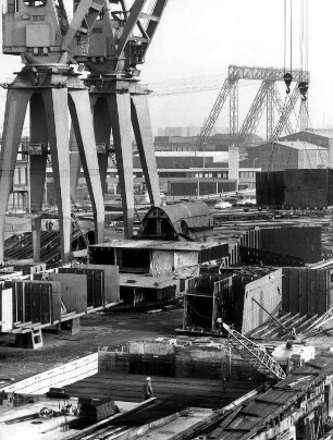 Hamburg. Steinwerder. Blick auf das Gelände der Werft "Blohm & Voss" Auf der Helli^ng liegt ein Schiffsrohbau. Krane transportieren Teile
