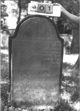 Grabstein 301 (Index: 99609938) Material: Sandstein Zustand: stark verwittert, teilweise Textverlust Maße HxBxT: 115x60x8 cm Beschreibung: Stele, Konvexbogenabschluß, Schriftfeld erhaben: Grabstein 301