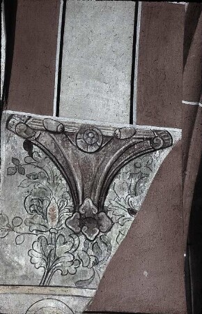 Gemalte Konsole mit Rankenwerk