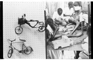Kleinbildnegativ: "Afrikanische Kinder als Konstrukteure", Bethanien, 1979
