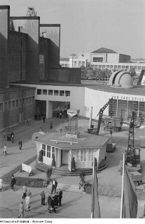 Pavillon der "Bleichert -Transportanlagenfabrik" (der SAG "Transmasch" zugehörig) sowie der VEB Carl Zeiss Jena aus der Vogelperspektive, Technische Messe 1953