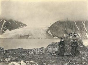 Spitzbergen (Norwegen). Ehepaar vor einem Gletscher im Magdalenenfjord
