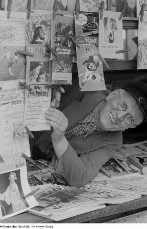 Zeitungsverkäufer in einem Kiosk