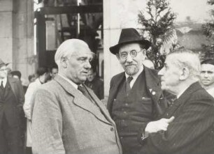 Volksbegehren, 23. Mai - 13. Juni 1948 : Großkundgebung auf dem Karl-Marx-Platz: Der Präsident des Deutschen Volksrates Wilhelm Pieck mit Wilhelm Koenen und Otto Buchwitz vor dem Japanischen Palais