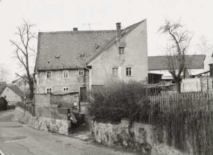 Wohnhaus mit Anbau im Winkel