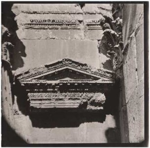 Bacchustempel, Baalbek: Innenraum, Dreiecksgiebel
