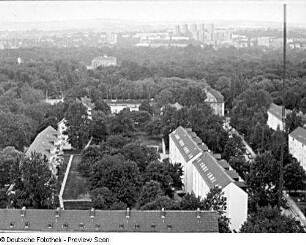 Dresden. Panorama-Aufnahme 16 vom Baukran am Fetscherplatz. Blick über den Großen Garten mit Palais nach Südwesten, rechts Hochhäuser Südvorstadt und Räcknitzhöhe