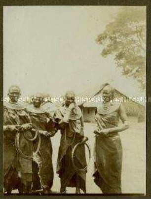 Vier Massai-Frauen mit Schmuckringen