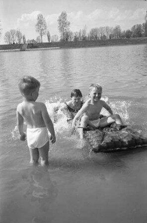 Badespaß im Rheinstrandbad Rappenwört.