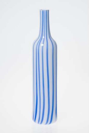 Flaschenvase mit blauen Streifen