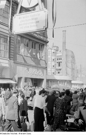 Passanten und Besucher der Leipziger Messe 1954 auf der Petersstraße