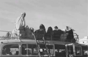 Reisefotos Marokko. Einheimische Reisende auf dem Dach eines Busses