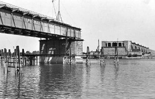 Rheinbrücke Frankenthal (Theodor-Heuss-Brücke), km 565,185 - 566,014 Ansicht in Richtung Mannheim, im Hintergrund die rechtsrheinische Vorlandbrücke Baubeginn: Oktober 1938, Einsturz der Stahlbrücke: 12.12.1940, Einstellung der Arbeiten: Ende 1941,Weiterbau: April 1949, Verkehrsübergabe Fahrbahn Mannheim - Saarbrücken: 9.9.1950, Bau der Fahrbahn Saarbrücken - Mannheim: August 1960 - September 1963. Endgültige Fertigstellung: 12.6.1964.
