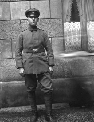 1. Weltkrieg. Portrait eines Soldaten, vor einem Haus stehend