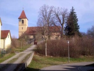 Ansicht von Süden in Lageübersicht mit Kirche (Langhaus Romanisch - Kirchturm Jahr 1854) in erhöhter Lage in Ortsnähe