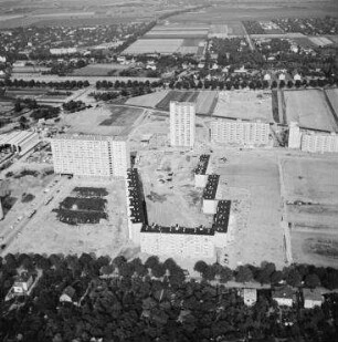 Luftaufnahme, Blick von Westen auf die John-Locke-Siedlung. Berlin-Lichtenrade, John-Locke-Straße