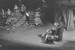 Szenenbilder aus "Hamlet" von William Shakespeare in der Regie von Fritz Wendel. Staatstheater Dresden, 13.01.1957 : Mit Horst Schulze in der Titelrolle, Thea Elster als Ophelia, Siegfried Göhler als Claudius u. a.