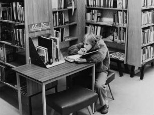 Lesendes Mädchen in einer Bibliothek
