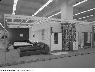 Garderobe Weißenfels 2000 : Ausstellungskojen mit Doppelliegen und Garderobenmöbeln (1979; VEB Weißenfelser Kleinmöbel)