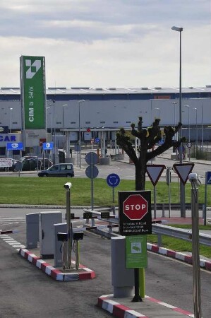 Girona - Airport Costa Brava : Zufahrt zum Frachtterminal, aufgenommen am 15. April 2012 am Airport Girona Costa Brava