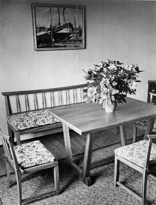 In einem Wohnzimmer. Sitzecke aus dem Jahr 1938