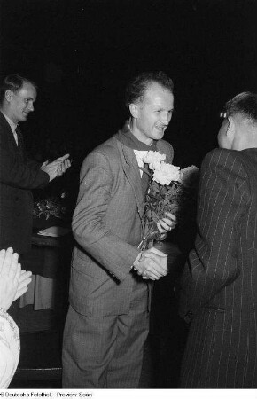 Übergabe von Blumen