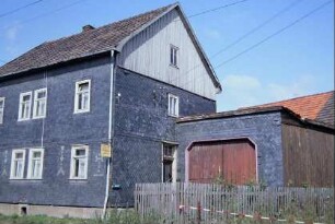 Schieferhaus mit angebauter Garage eines Fuhrunternehmers