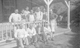 Selbstversenkung des Hochseepassagierdampfers "Columbus" am 19. Dezember 1939, Besatzungsangehörige im Internierungslager auf Angel Island, Kalifornien, Köche und Küchengehilfen auf der Veranda